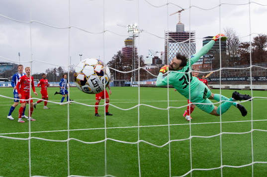 IFK Göteborgs Kevin Yakob nickar bollen till 2-3 bakom