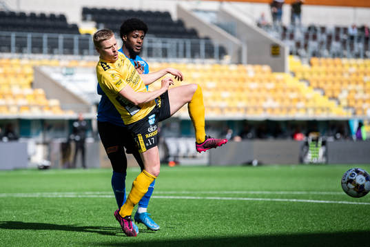 Elfsborgs Per Frick och Halmstads Joseph Baffoe