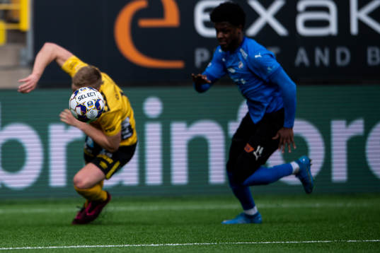 En matchboll med spelare i bakgrunden