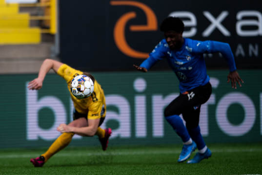En matchboll med spelare i bakgrunden