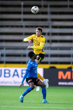 Elfsborgs Christopher McVey och Halmstads Sadat Karim