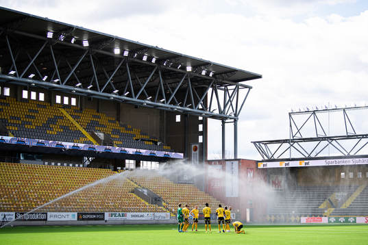 Elfsborgs spelare väntar på matchstart medans vattning