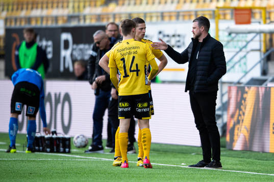 Elfsborgs manager Jimmy Thelin diskuterar med André Rømer