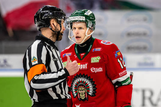 Domare Marcus Linde i diskussion med Frölundas Max Friberg