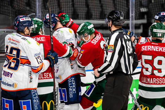 Frölundas Nicklas Lasu och Växjös Christian Folin i