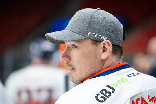 Växjös målvaktstränare Andreas Andersson ombytt som