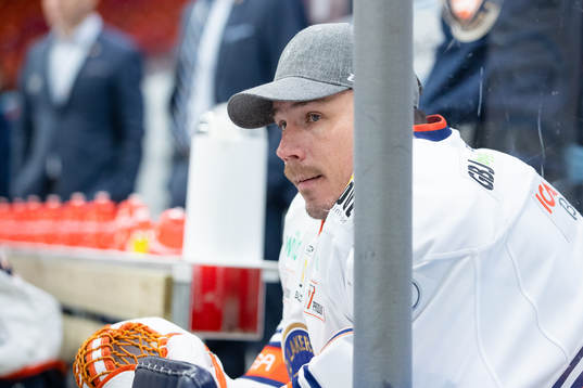 Växjös målvaktstränare Andreas Andersson ombytt som