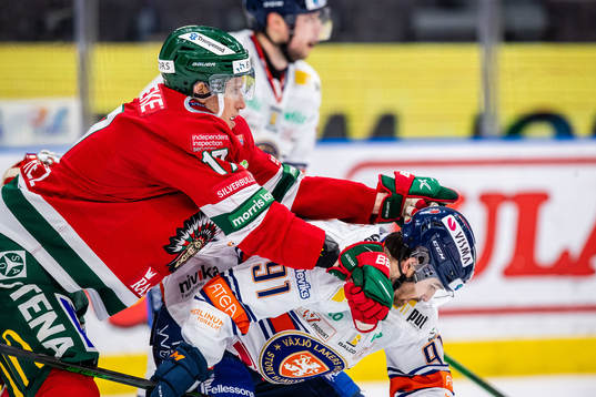 Frölundas Robin Alvarez och Växjös Andrew Calof i dispyt