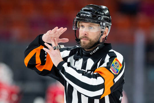 Domare Marcus Linde gör tecken för time out