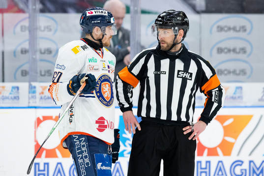 Växjös Erik Josefsson pratar med domare Marcus Linde