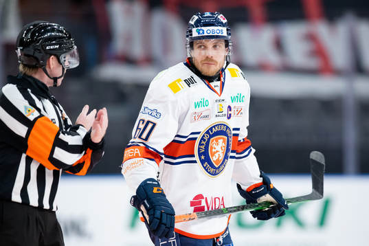 Växjös Erik Josefsson pratar med domare Pehr Claesson