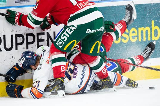 Växjös Jack Drury och Frölundas Viktor Ekbom faller mot