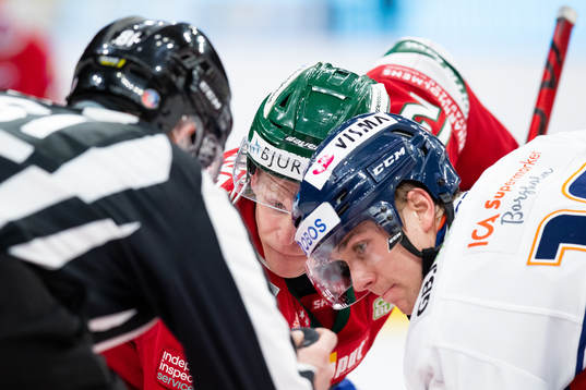 Frölundas Max Friberg tekar mot Växjös Jack Drury