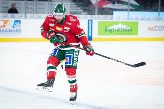 Frölundas Anders Grönlund sparkar pucken på volley