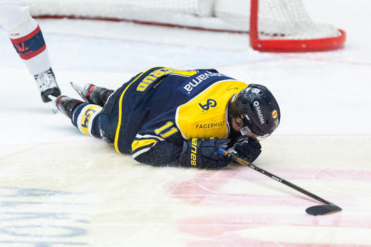 s Simon Önerud ligger på isen