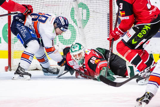 Växjös Marcus Sylvegård och Malmö Redhawks målvakt