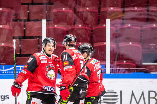 Malmö Redhawks Matt Puempel jublar med lagkamrater