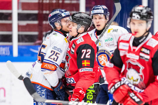 Växjös Linus Nässén och Malmö Redhawks Hampus Plato i