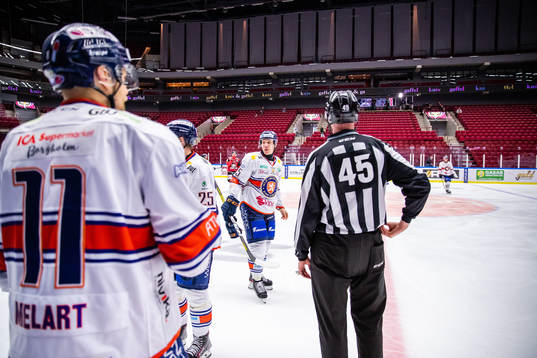Växjös Eric Juhlin i diskussion med domare