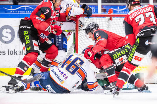 Växjös Brendan Gaunce  och Malmö Redhawks Johan Olofsson