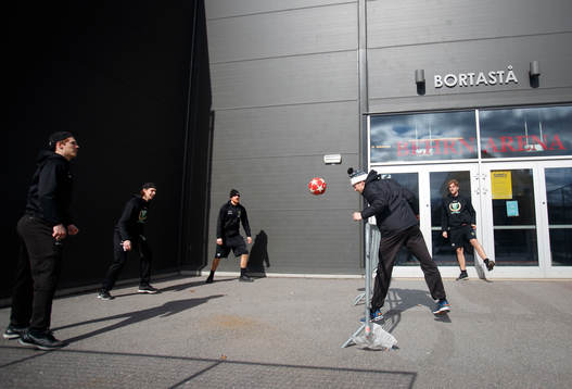 Färjestadsspelarna värmer upp med fotboll