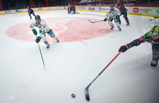 Färjestads Oscar Lawner och Örebros Robin Salo