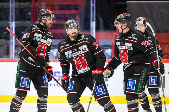 Örebros Nick Ebert jublar med lagkamrater