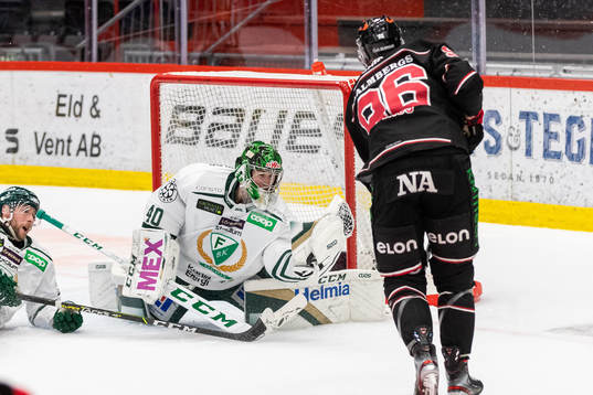 Färjestads målvakt Henrik Haukeland med en räddning