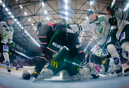 Örebros Filip Barklund och Färjestads målvakt Henrik
