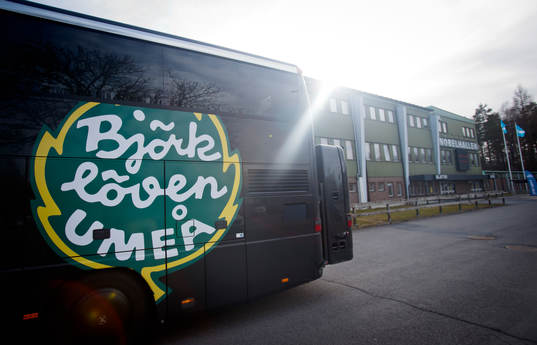 Björklövens spelbuss utanför Nobellhallen