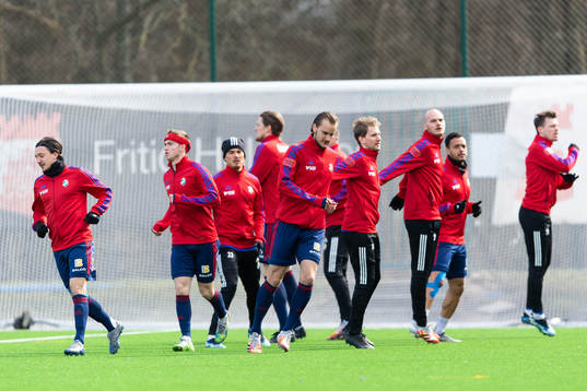 Östers spelare värmer före träningsmatchen i fotboll