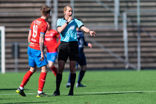 Helsingborgs Bödvar Bödvarsson och domare Tess Olofsson
