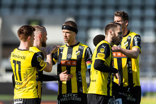 Häckens Tobias Heintz jublar med lagkamrater