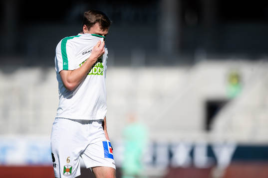 Varbergs Albin Winbo lämnar planen