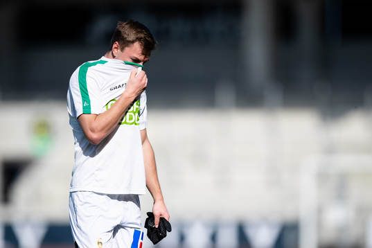 Varbergs Albin Winbo lämnar planen