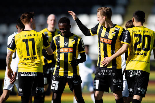 Häckens Tobias Heintz jublar med lagkamrater