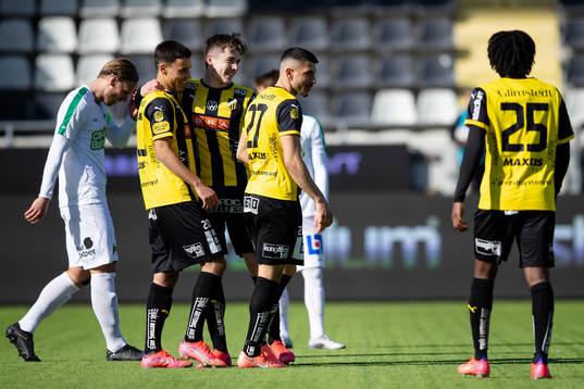 Häckens Patrik Wålemark jublar med lagkamrater