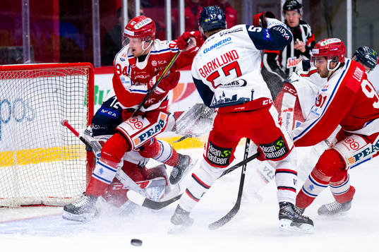 Timrås Sebastian Hartmann framför Västerviks målvakt