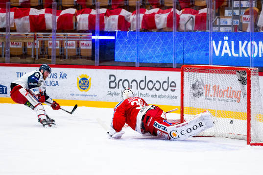 Timrås målvakt Jacob Johansson räddar skott från