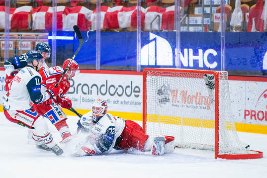 Timrås Jonathan Dahlén gör 1-0 på Västerviks målvakt