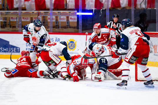 Timrås Albin Lundin och Västerviks målvakt Daniel
