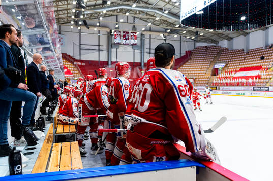 Timråspelarna står upp i båset