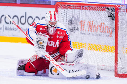 Timrås målvakt Jacob Johansson räddar ett skott