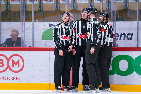 Linjedomarna Christian Billing och Nicklas Elmerstig