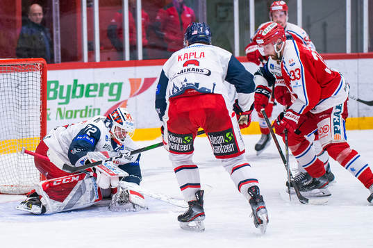 Västerviks målvakt Daniel Marmenlind räddar ett skott