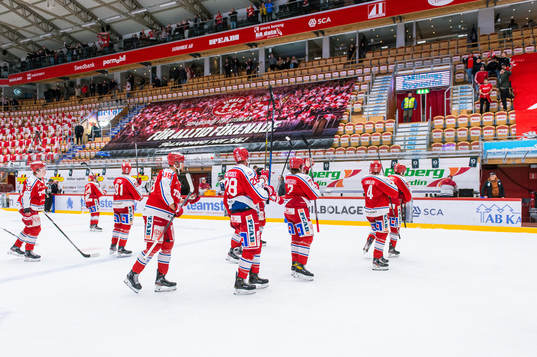 Timrås spelare jublar