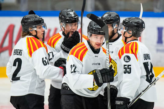 Brynäs Adam Pettersson jublar med lagkamrater