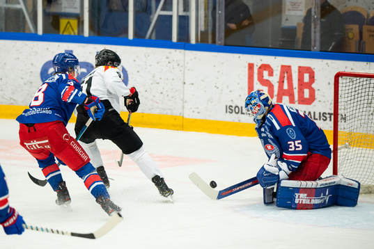 Oskarshamns Fredrik Olofsson och målvakt Joe Cannata