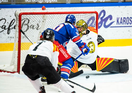 Oskarshamns Lance Bouma och Brynäs målvakt Samuel Ersson