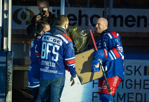 Oskarshamns Nichlas Torp får pris av Blue Front Support